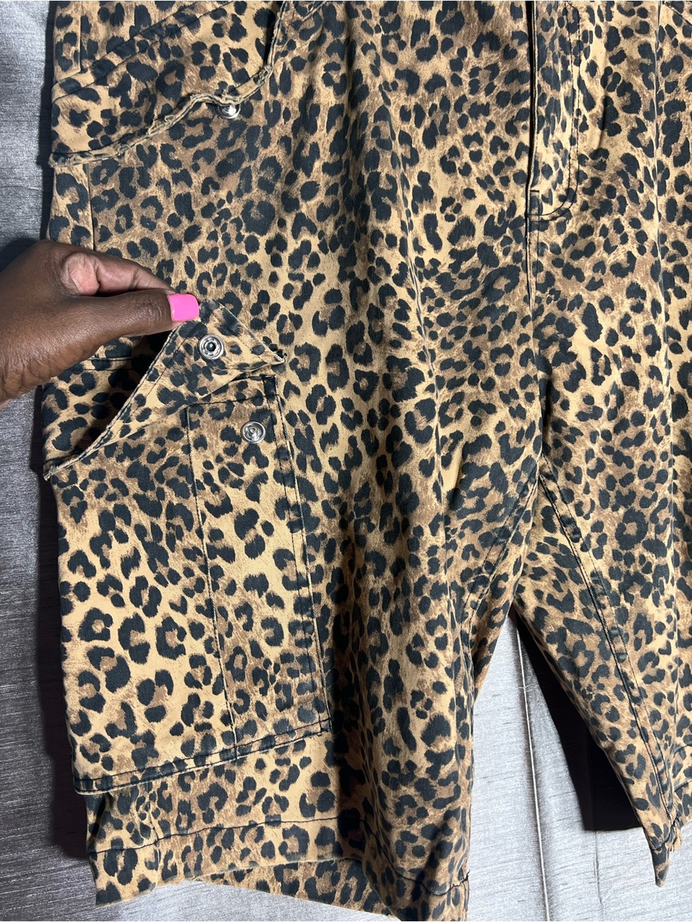 VTG GUESS Leopard Print Canvas Cargo Shorts Size 38 - Picture 5 of 10